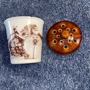 Amay skiing warming chalet milk‎ glass vintage